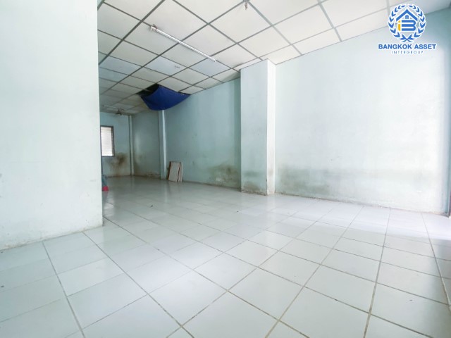 *****ทาวน์โฮมมือสองสมุทรสาคร  หมู่บ้าน พงษ์ศิริชัย2 เพชรเกษม เนื้อที่ 17 ตร.ว. ฟังก์ชัน 4 ห้องนอน 3 ห้องน้ำ สามารถจอดรถได้ 1 คัน ทำเลดี โครงการติดถนนเพชรเกษม เชื่อมต่อหลายเส้นทาง ใกล้รถไฟฟ้าสายสีน้ำเงิน "สถานีหลักสอง" จองเลย!